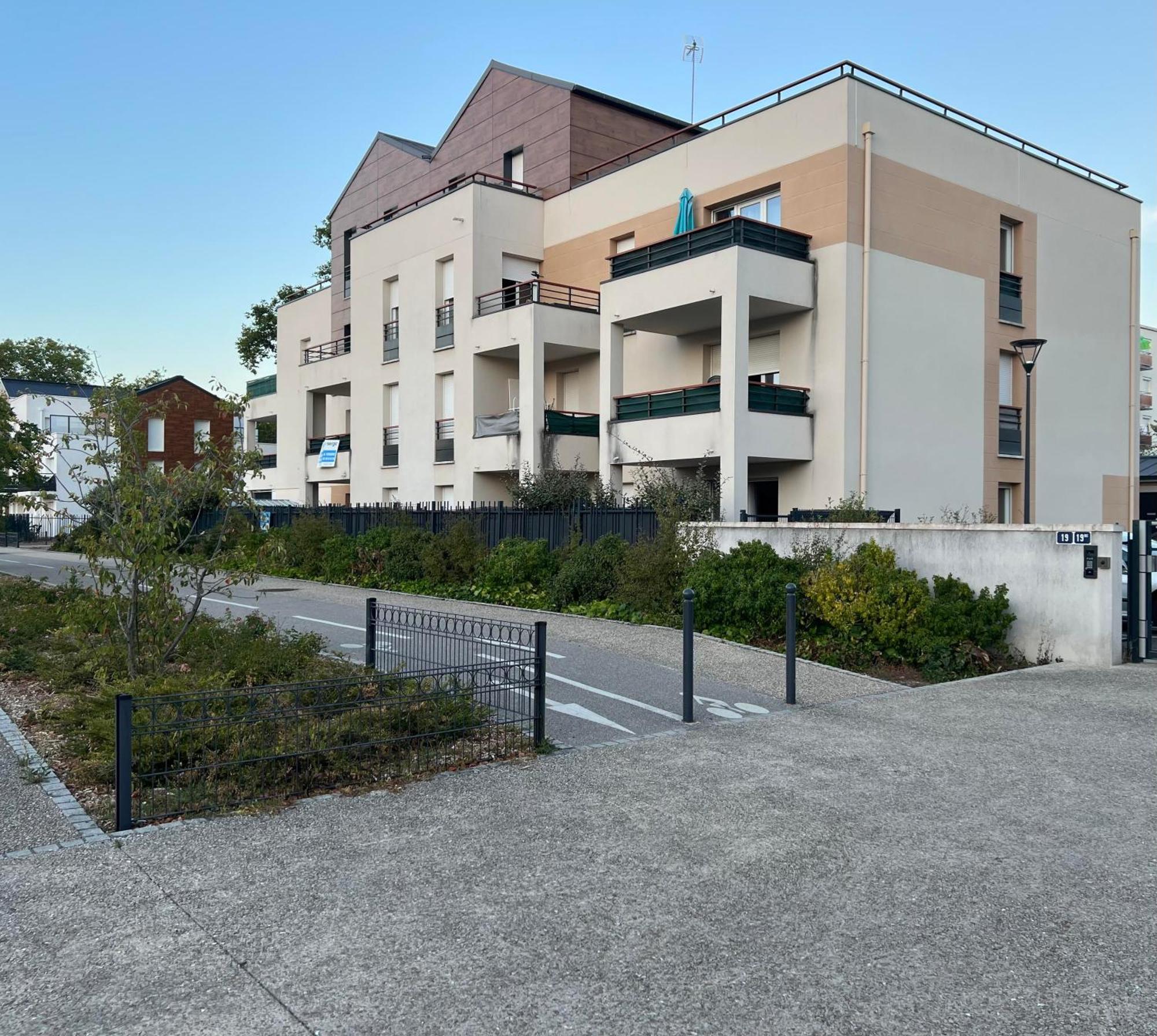 Appartement Rez De Chaussee Avec Parking Prive Orléans Eksteriør bilde